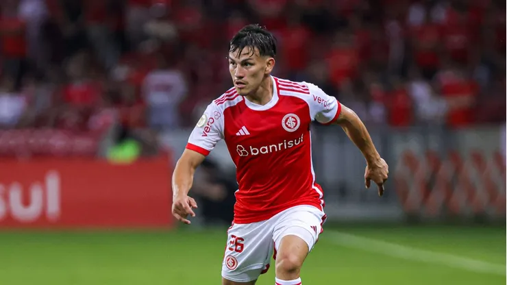 Bernabei, jogador do Internacional, durante partida contra o Vitória, pelo Campeonato Brasileiro.