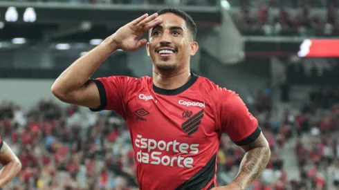 Christian jogador do Athletico-PR comemora seu gol durante partida contra o Londrina no estadio Arena da Baixada pelo campeonato Paranaense 2024.