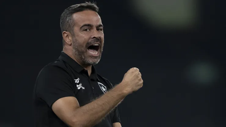 Artur Jorge técnico do Botafogo durante partida contra o Atlético-MG no estádio Engenhão pelo campeonato Brasileiro A 2024. Foto: Jorge Rodrigues/AGIF