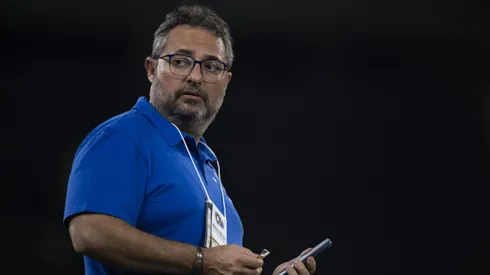 Alexandre Mattos, CEO do Cruzeiro, antes da partida contra o Botafogo, pelo Campeonato Brasileiro.