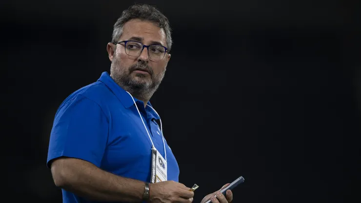 Alexandre Mattos, CEO do Cruzeiro, antes da partida contra o Botafogo, pelo Campeonato Brasileiro.