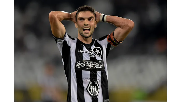 Rodrigo Pimpão com a camisa do Botafogo diante do Juventude na Copa do Brasil de 2019.