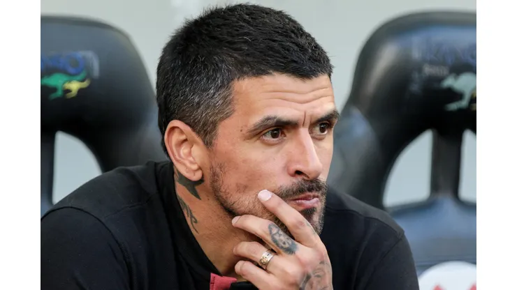 Lucho González durante confronto contra o Botafogo no Brasileirão 2024.