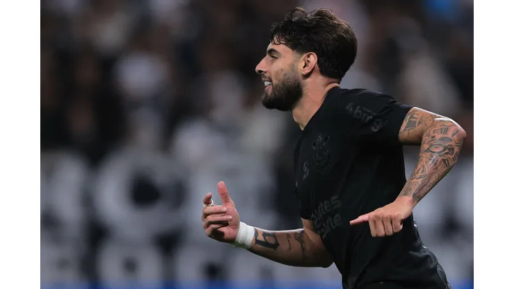 Yuri Alberto durante confronto contra o Internacional no Brasileirão 2024.