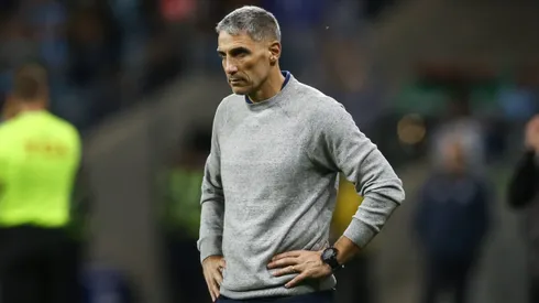 PORTO ALEGRE, BRAZIL – OCTOBER 4: Juan Pablo Vojvoda head coach of Fortaleza looks on during the match between Gremio and Fortaleza as part of Brasileirao 2024 at Arena do Gremio on October 4, 2024 in Porto Alegre, Brazil. (Photo by Pedro H. Tesch/Getty Images)