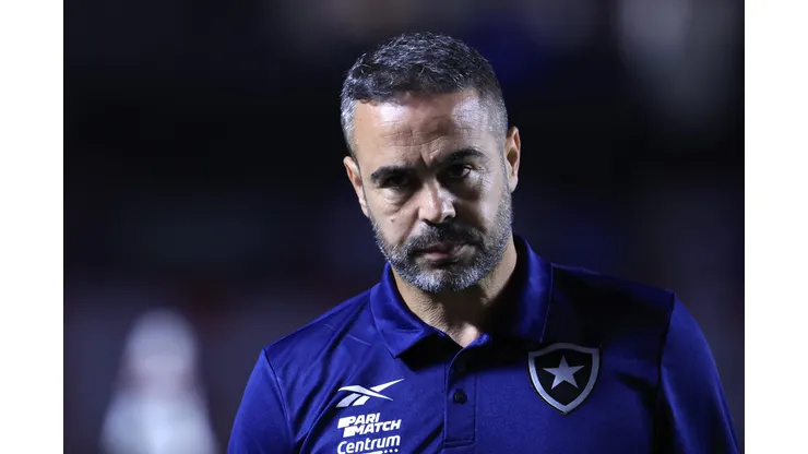 Artur Jorge durante confronto contra o São Paulo no Brasileirão 2024.