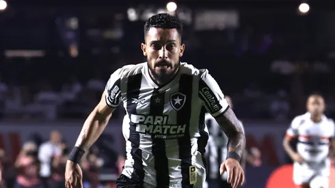 Alex Telles jogador do Botafogo durante partida no estádio Morumbi pelo campeonato Copa Libertadores 2024. Foto: Marcello Zambrana/AGIF