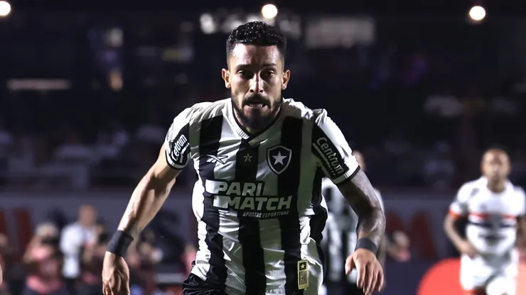 Alex Telles jogador do Botafogo durante partida no estádio Morumbi pelo campeonato Copa Libertadores 2024. Foto: Marcello Zambrana/AGIF