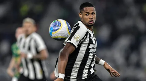 Júnior Santos é informado sobre decisão (Foto: Thiago Ribeiro/AGIF)