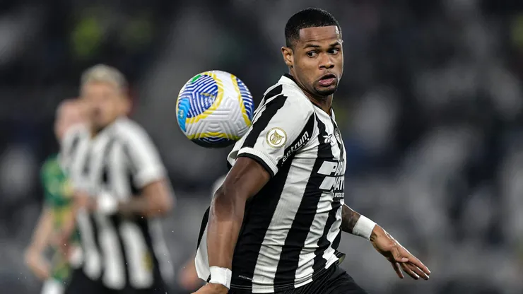 Júnior Santos é informado sobre decisão (Foto: Thiago Ribeiro/AGIF)