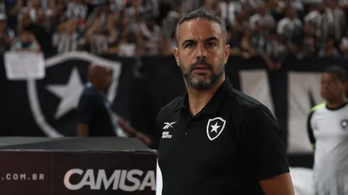 RIO DE JANEIRO, BRAZIL – AUGUST 31: Manager Artur Jorge of Botafogo looks on before a Brasileirao 2024 match between Botafogo and Fortaleza at Estadio Olimpico Nilton Santos on August 31, 2024 in Rio de Janeiro, Brazil. (Photo by Lucas Figueiredo/Getty Images)