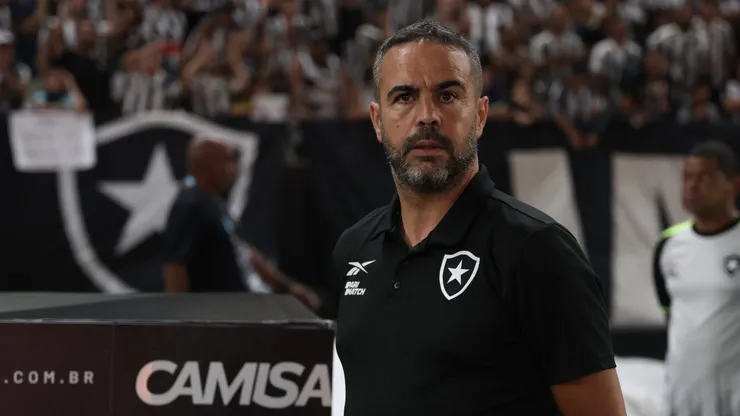 RIO DE JANEIRO, BRAZIL - AUGUST 31: Manager Artur Jorge of Botafogo looks on before a Brasileirao 2024 match between Botafogo and Fortaleza at Estadio Olimpico Nilton Santos on August 31, 2024 in Rio de Janeiro, Brazil. (Photo by Lucas Figueiredo/Getty Images)