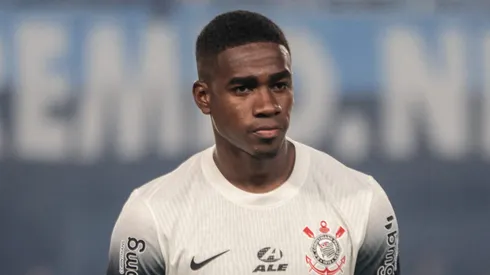 Félix Torres repercute no Athletico.
