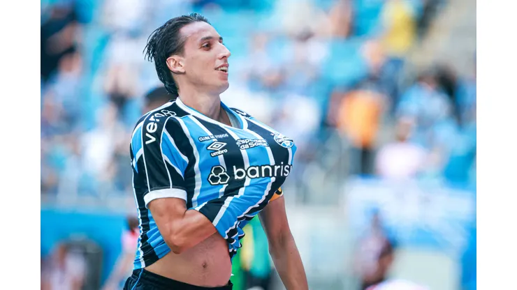 Pedro Geromel atuando pelo Grêmio em 2024