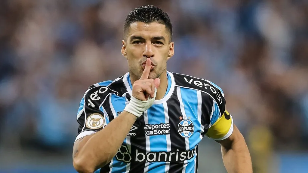 Luis Suárez comemorando gol pelo Grêmio. Foto: Pedro H. Tesch/Getty Images