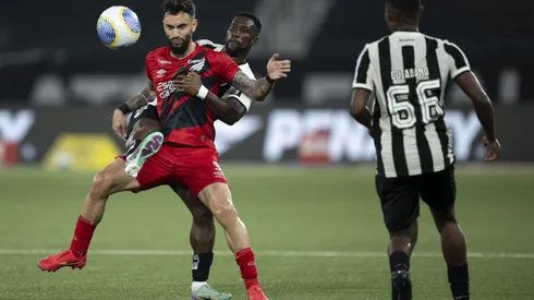 Bastos jogador do Botafogo disputa lance com Mastriani jogador do Athletico-PR durante partida no estádio Engenhão pelo campeonato Brasileiro A 2024. Foto: Jorge Rodrigues/AGIF