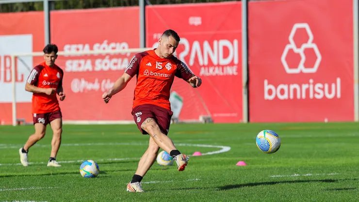 Bruno Gomes, lateral do Internacional, durante sessão de treinos no CT Parque Gigante.