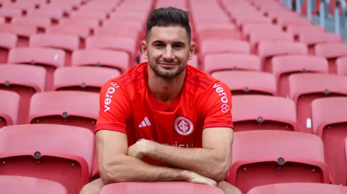 Lucas Alario posa para fotos em apresentação do Inter. Foto Ricardo Duarte/Internacional