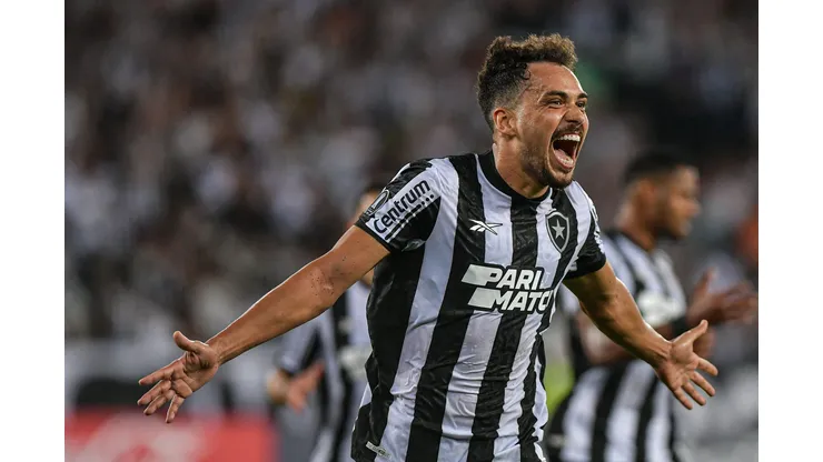 Eduardo jogador do Botafogo comemora seu gol durante partida contra o Universitario no estadio Engenhao pelo campeonato Copa Libertadores 2024.