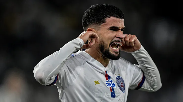 Cauly, jogador do Bahia, comemora seu gol em partida contra o Botafogo, pela Copa do Brasil 2024.