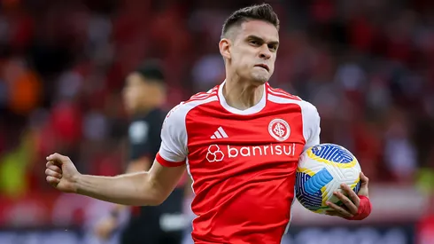 Borré jogador do Internacional comemora seu gol durante partida contra o Atlético-GO no estádio Beira-Rio pelo campeonato Brasileiro A 2024.