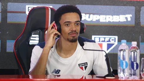 Foto: Rubens Chiri / saopaulofc.net – Jamal Lewis durante coletiva de apresentação no São Paulo.