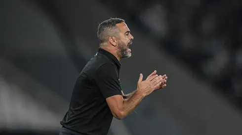 Artur Jorge técnico do Botafogo durante partida contra o Fortaleza no estádio Engenhão pelo campeonato Brasileiro A 2024. Foto: Thiago Ribeiro/AGIF