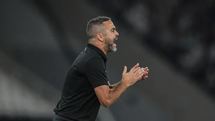 Artur Jorge técnico do Botafogo durante partida contra o Fortaleza no estádio Engenhão pelo campeonato Brasileiro A 2024. Foto: Thiago Ribeiro/AGIF