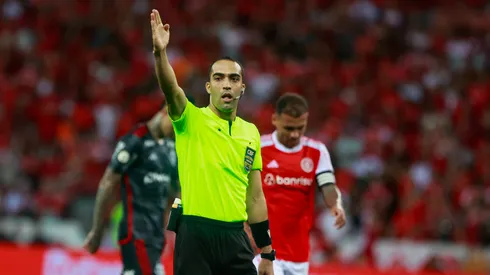 O árbitro David de Oliveira Lacerda durante partida entre Internacional e Flamengo no estádio Beira-Rio pelo campeonato Brasileiro A 2024. Foto: Luiz Erbes/AGIF