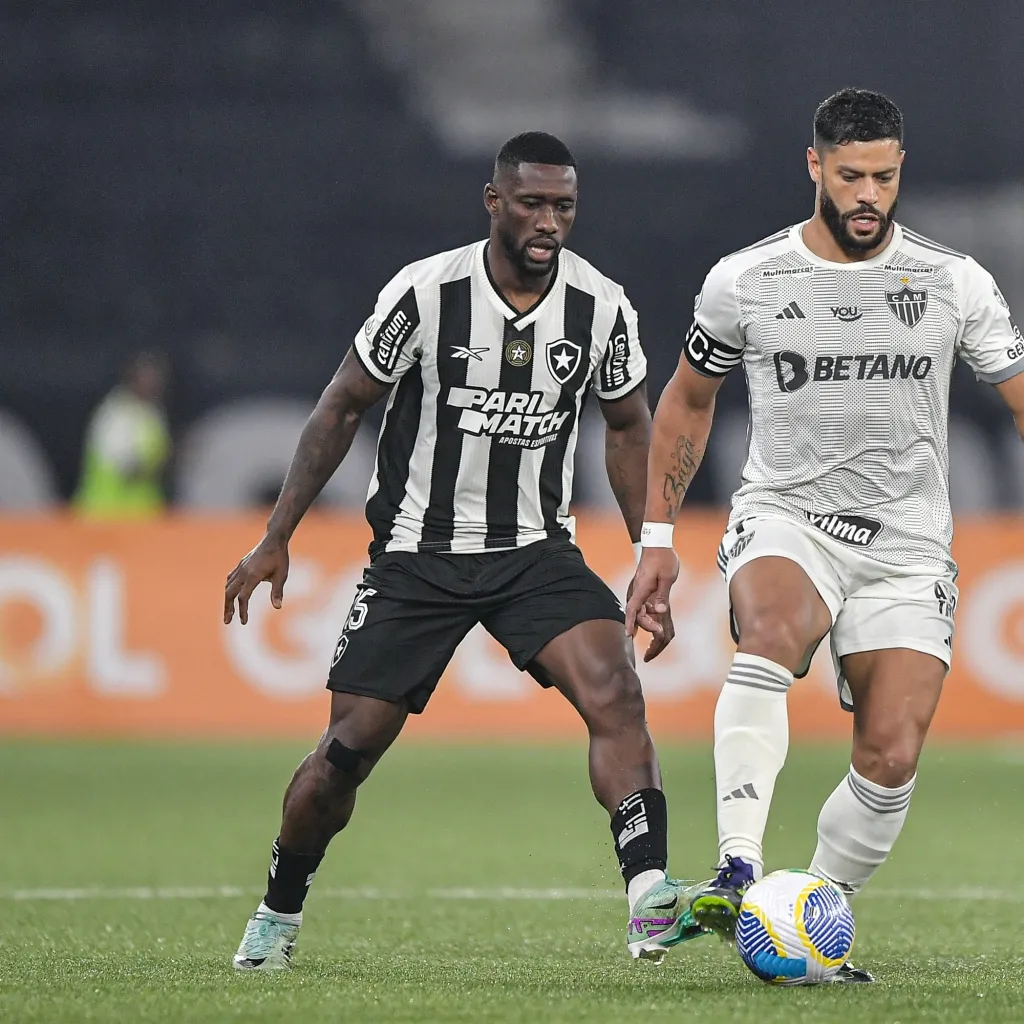 RJ – RIO DE JANEIRO – 07/07/2024 – BRASILEIRO A 2024, BOTAFOGO X ATLETICO-MG – Bastos jogador do Botafogo disputa lance com Hulk jogador do Atletico-MG durante partida no estadio Engenhao pelo campeonato Brasileiro A 2024. Foto: Thiago Ribeiro/AGIF