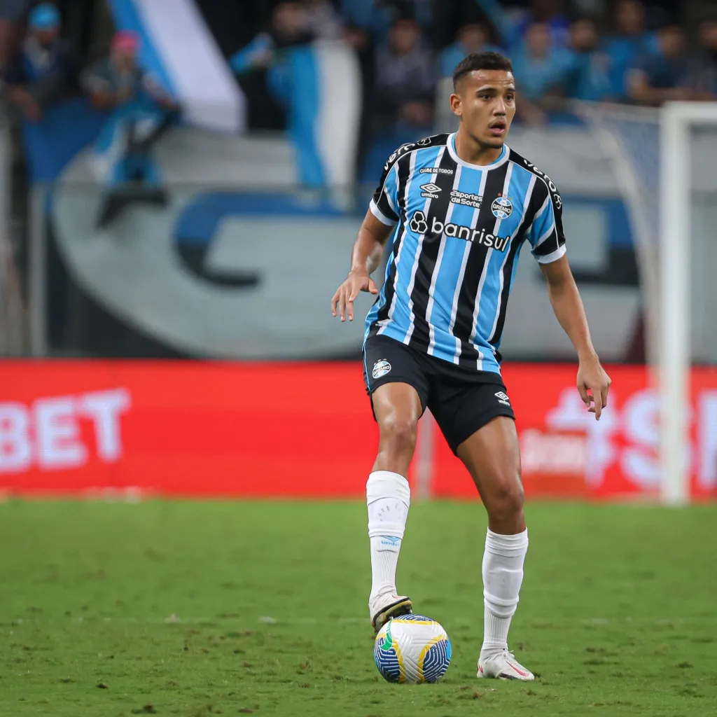 Gustavo Martins jogador do Gremio durante partida contra o Athletico-PR no estadio Arena do Gremio pelo campeonato Brasileiro A 2024. Foto: Maxi Franzoi/AGIF