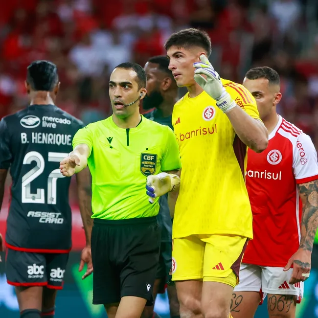 RS – PORTO ALEGRE – 30/10/2024 – BRASILEIRO A 2024, INTERNACIONAL X FLAMENGO – O arbitro David de Oliveira Lacerda durante partida entre Internacional e Flamengo no estadio Beira-Rio pelo campeonato Brasileiro A 2024. Foto: Luiz Erbes/AGIF