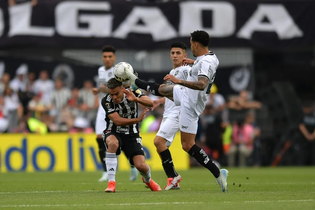 Gregore comete falta dura e é expulso em final da Libertadores (Photo by Marcelo Endelli/Getty Images)