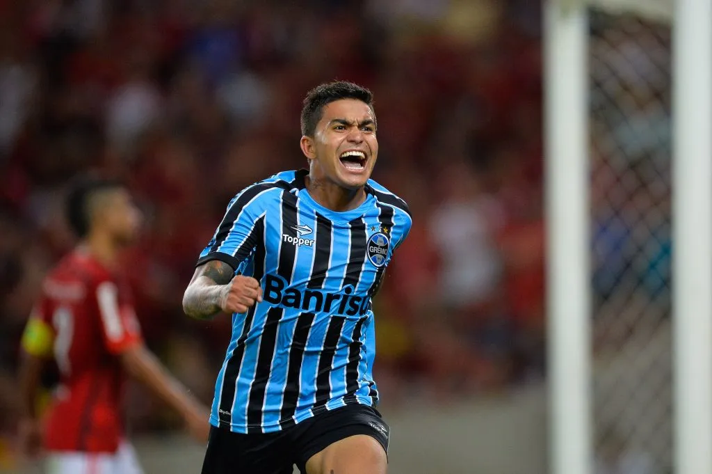 Dudu atuando pelo Grêmio durante partida pelo Campeonato Brasileiro A 2014  (Foto: Pedro Martins/AGIF)