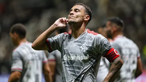 Alan Patrick, jogador do Internacional, comemora seu gol durante partida contra o Atletico-MG, pelo Brasileirão Betano.