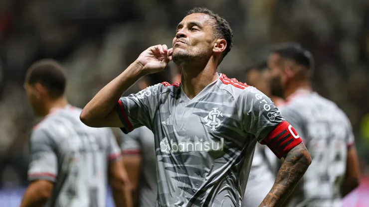 Alan Patrick, jogador do Internacional, comemora seu gol durante partida contra o Atletico-MG, pelo Brasileirão Betano.