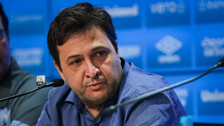O presidente Alberto Guerra em entrevista coletiva (Foto: Maxi Franzoi/AGIF)
