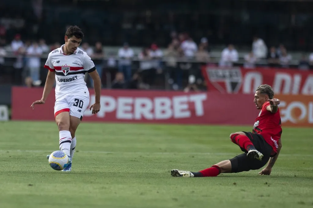 Moreira em ação com a camisa do São Paulo, contra o Atlético-GO, pelo Brasileirão Betano. Foto: Anderson Romao/AGIF