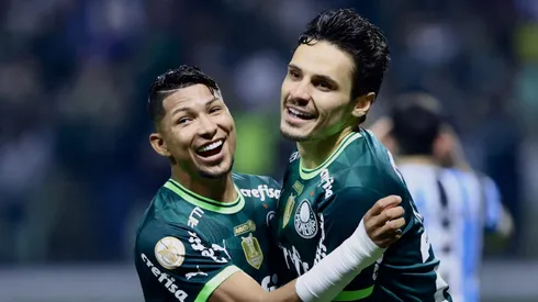 Raphael Veiga, jogador do Palmeiras, comemora seu gol com Rony (Foto: Marcello Zambrana/AGIF)