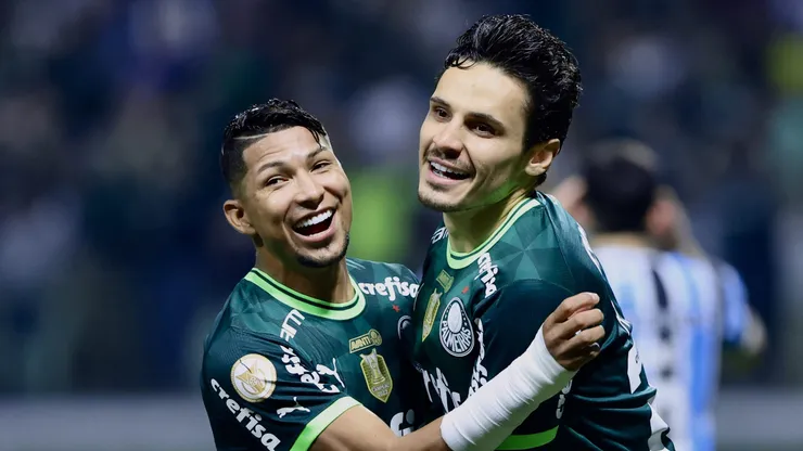 Raphael Veiga, jogador do Palmeiras, comemora seu gol com Rony (Foto: Marcello Zambrana/AGIF)