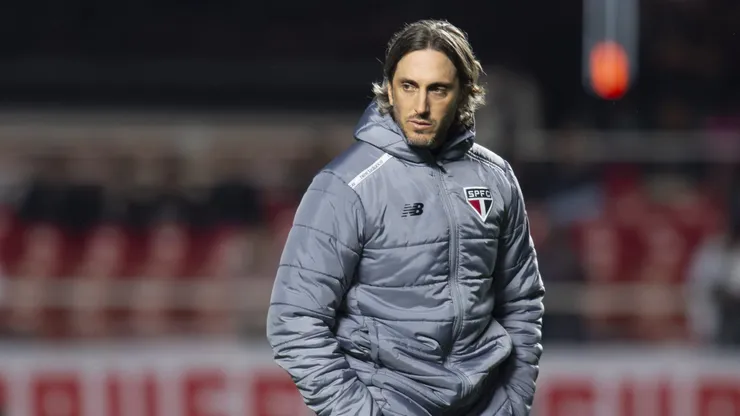 Zubeldía, técnico do São Paulo, durante partida contra o Vitória, pelo Brasileirão Betano.