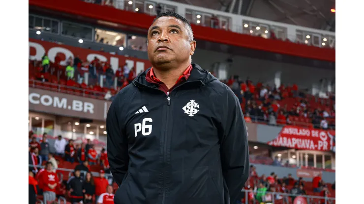Roger Machado durante confronto contra o Fortaleza no Brasileirão 2024.
