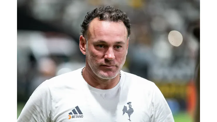 Gabriel Milito durante confronto contra o Internacional no Brasileirão 2024.