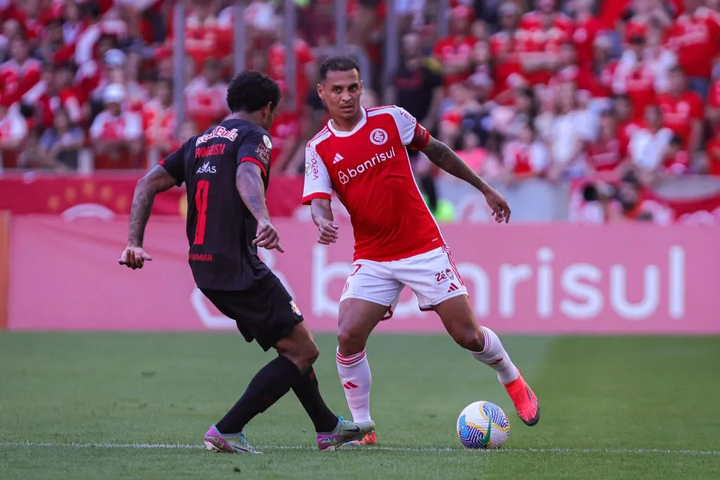RS – PORTO ALEGRE – 24/11/2024 – BRASILEIRO A 2024, INTERNACIONAL X BRAGANTINO – Alan Patrick jogador do Internacional durante partida contra o Bragantino no estadio Beira-Rio pelo campeonato Brasileiro A 2024. Foto: Maxi Franzoi/AGIF
