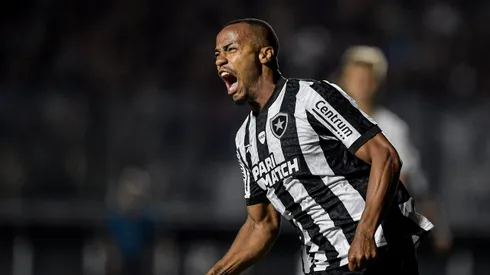 Marlon Freitas comemorando gol