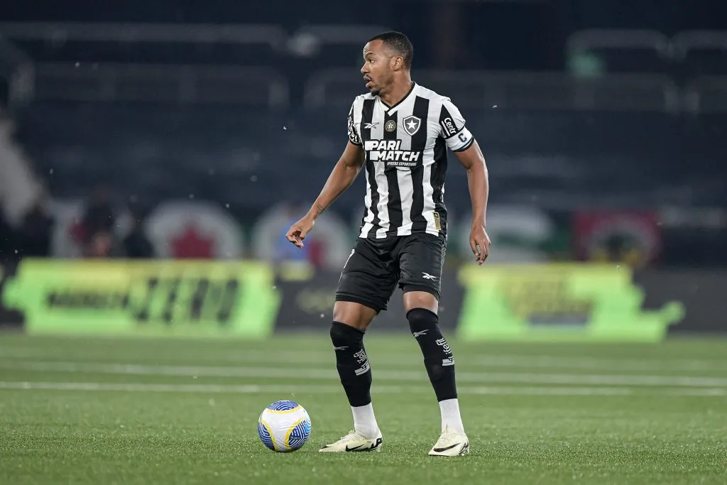 Marlon Freitas jogador do Botafogo durante partida contra o Flamengo no Nilton Santos pelo campeonato Brasileiro A 2024. Foto: Thiago Ribeiro/AGIF