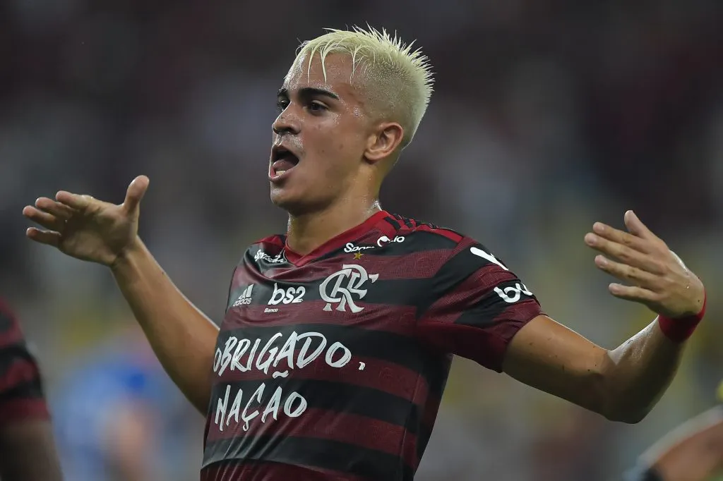 Reinier, jogador do Flamengo, comemora seu gol durante partida contra o Avaí (Foto: Thiago Ribeiro/AGIF)
