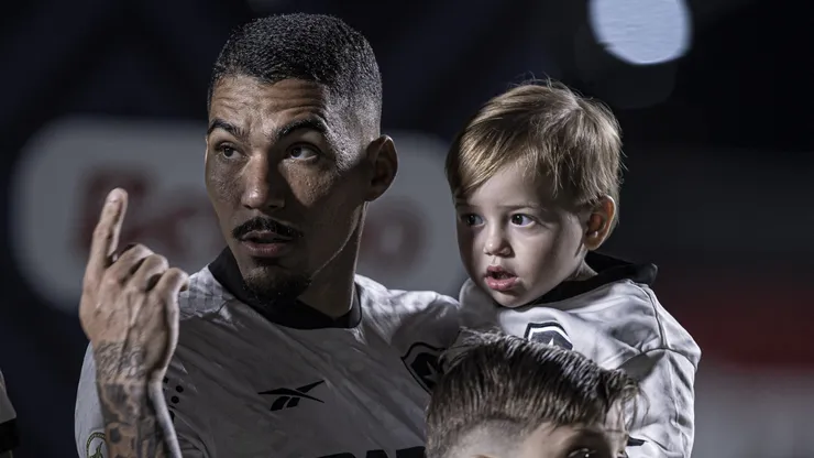 Allan, jogador do Botafogo, durante partida contra o Atlético-GO (Foto: Heber Gomes/AGIF)