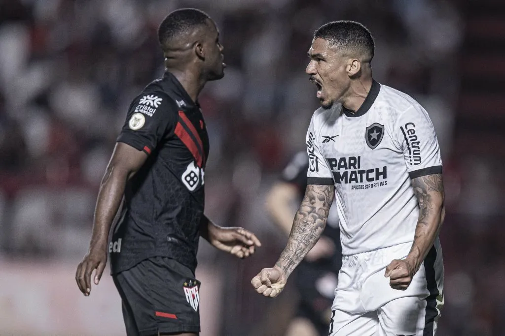 Allan, jogador do Botafogo, durante partida contra o Atletico-GO (Foto: Heber Gomes/AGIF)