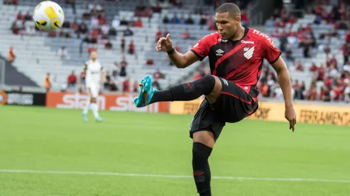 Matheus Felipe jogador do Athletico-PR durante partida contra o Flamengo no estadio Arena da Baixada pelo campeonato Brasileiro A 2022.